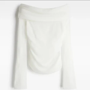 Vit lurvig offshoulder tröja - Säljer en elegant vit offshoulder tröja med långa ärmar. Perfekt för en stilren look. Tröjan har en mjuk och bekväm passform.