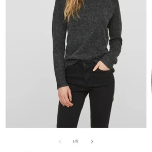 Mörkgrå tröja från Vero Moda - Säljer en stilren mörkgrå tröja från Vero Moda. Tröjan är långärmad och har en klassisk design som passar perfekt för kyligare dagar. Den är tillverkad i ett mjukt material som ger en bekväm passform. Perfekt för både vardag och mer avslappnade tillfällen.