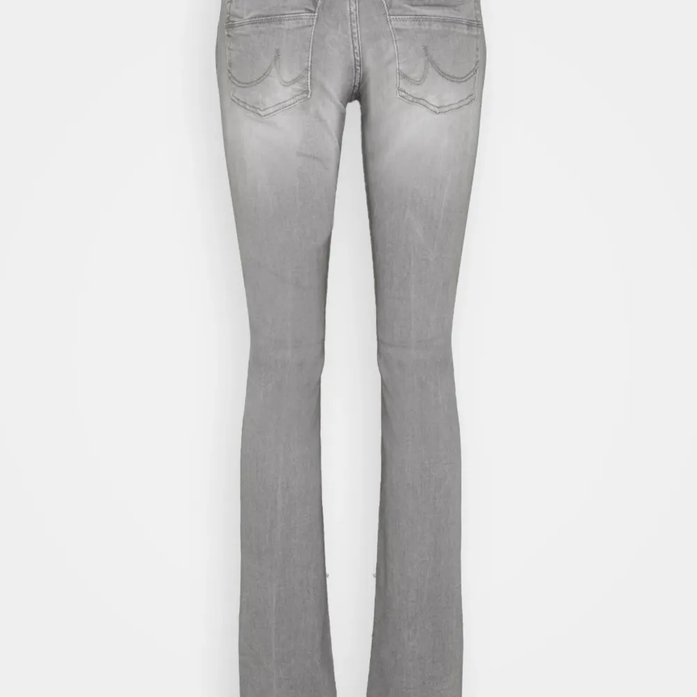 Snygga grå bootcut jeans från LTB i modellen Valerie. De är lågmidjade och har en klassisk femficksdesign. Perfekta för vardagen. De är knappast använda och de har tvättats få gånger. Ny pris är 800kr men jag säljer de för 400kr.. Farkut & Housut.