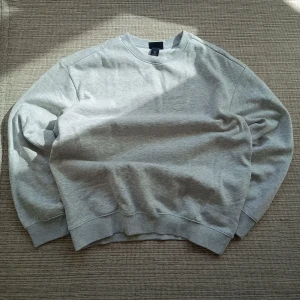 Grå sweatshirt från H&M - Tja! Jag säljer en nice grå sweatshirt från H&M i storlek M. Helt ny och helt oanvänd med inga konstigheter