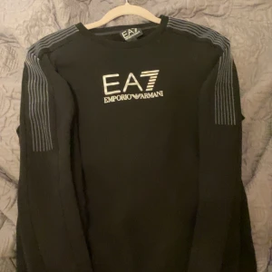 EA7 tjock tröja  - Tja säljer min Armani tjocktröja som nu tyvärr är för liten för mig,jag har tagit hand om den noga men nu är de dags att sälja den skriv vid intresse eller vidare frågor!