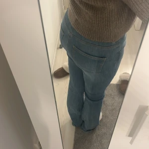 Blå jeans från ONLY - Snygga blå jeans från ONLY och en bekväm passform. De är mid Waist och bootcut, använda en gång. Säljer då de är för långa för mig.