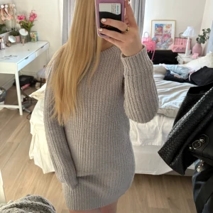 Grå stickad klänning från C'est la vie - Säljer en mysig grå stickad klänning från C'est la vie. Klänningen har en ribbad design och långa ärmar, perfekt för kyligare dagar. Den är enkel att matcha och ger en stilren look. Hör av dig vid intresse! 💫