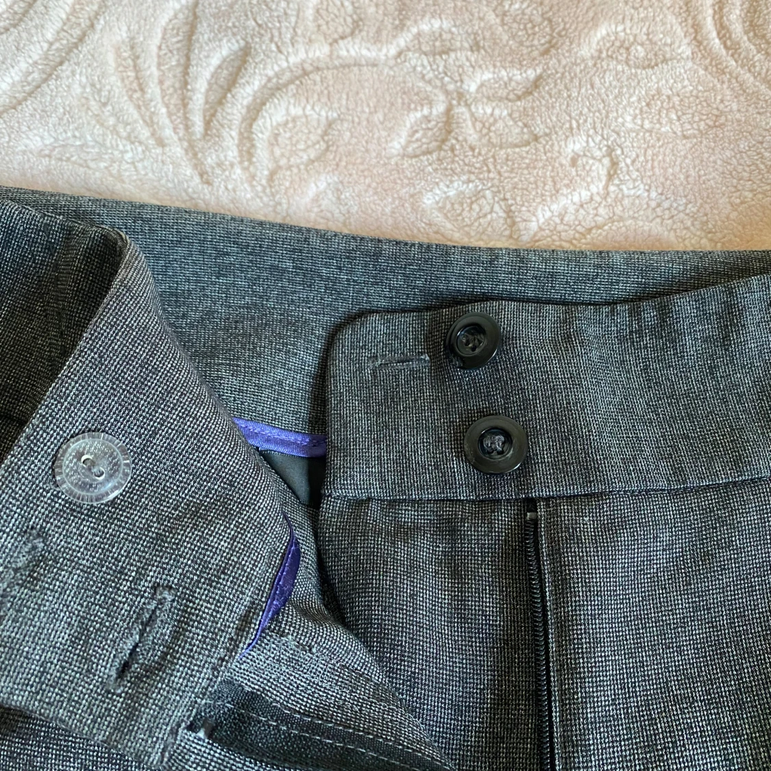 Grå kostymbyxor med knappar - 2