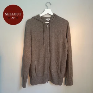 Soft goat zip-up - Säljer nu min zip- hoodie från soft goat i storlek L. Den är sparsamt använd och har inga som helst defekter. Färgen skulle jag säga är mer brun än grå även fast den i vissa ljus ser grå ut.  100% kashmir Skicka meddelande vid frågor och fundeingar!🙌