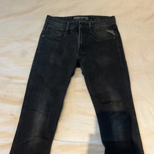 Svarta jeans från Replay - Snygga svarta jeans från Replay med en klassisk femficksdesign. De har en diskret logga på bakfickan. Perfekta för en stilren look.