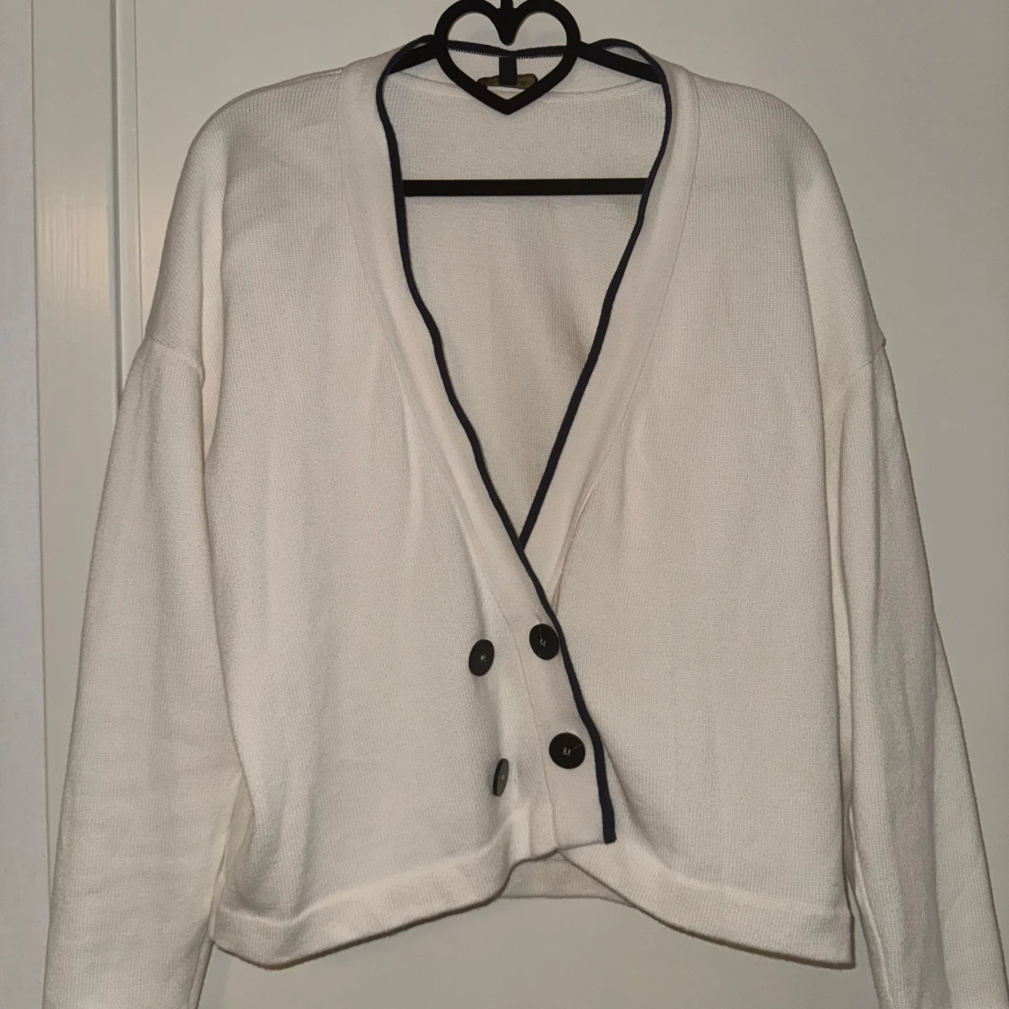 Vit kofta med knappar ifrån Massimo dutti