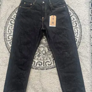 Säljer ett par svarta evisu jeans med ett coolt vitt och rött mönster på baksidan. Jeansen är oanvända med tagen kvar. Fler bilder? Bara att skriva, priset går att diskutera🤗