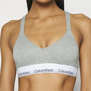 Grå sport-bh från Calvin Klein - Knappt använd, i väldigt bra skick! Hör av dig vid frågor 💞 Storlek M men sitter som en S (den är liten i storleken) 