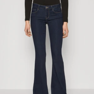 Mörkblå bootcut jeans Only från  Zalando  - Lågmidjade jeans utsvängda från Only köptes på Zalando. Helt slutsålda. Har lite slit nertill. Storlek XSx32
