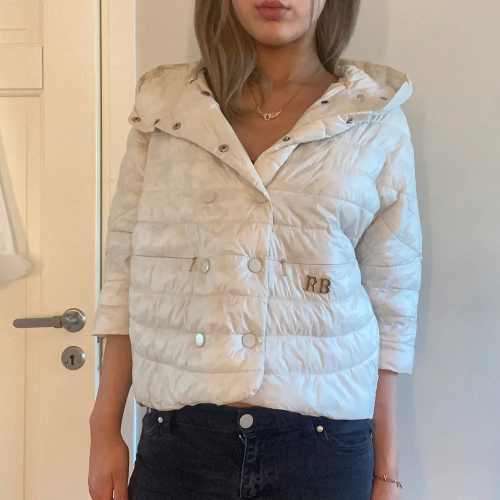 Följ mig gärna då jag lägger upp liknande plagg 🌼Säljer denna supersnygga herno liknande vita vårjackan från italiensk designer. Den är i perfekt skick och utan skavanker. Skriv gärna om du har frågor eller köp direkt via köp nu så skickar jag dagen därpå ❤️. Takit.