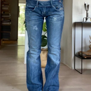Diesel bootcut jeans, köp nu!! - Snygga blå jeans från Diesel med slitna detaljer. Den ända defekten är att de är lite nergångna annars i perfekt skick! Midjemått rakt över: 38 cm Innerbenslängd: 82 cm 