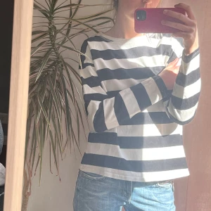 Randig långärmad tröja från Zara - Säljer en stilren randig tröja med svarta och vita breda ränder. Tröjan har en klassisk rund hals och långa ärmar. Passar bra till allt