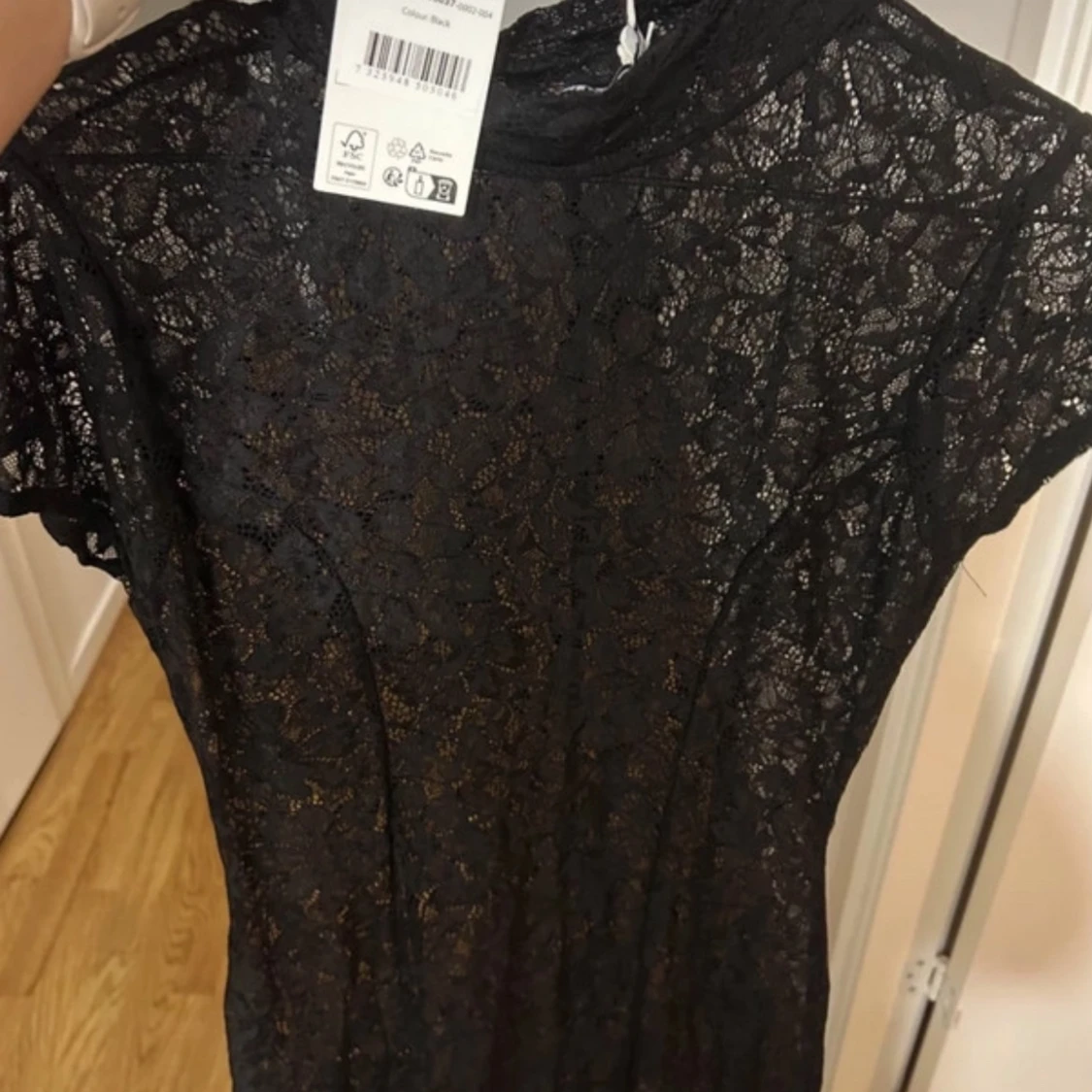 Svart spetsklänning från NA-KD - 2