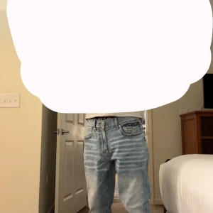 Riktigt feta true religion jeans!  - Säljer nu ett par helt oanvända true religion jeans! Köpte dessa i usa för 159$. Sitter på väldigt snyggt och lite lätt baggy. Storlek 32/32. Helt oanvända! Bara att skriva om funderingar eller om du vill ha mer bilder! Säljer dessa nu för 1600kr 🍾 🔥 