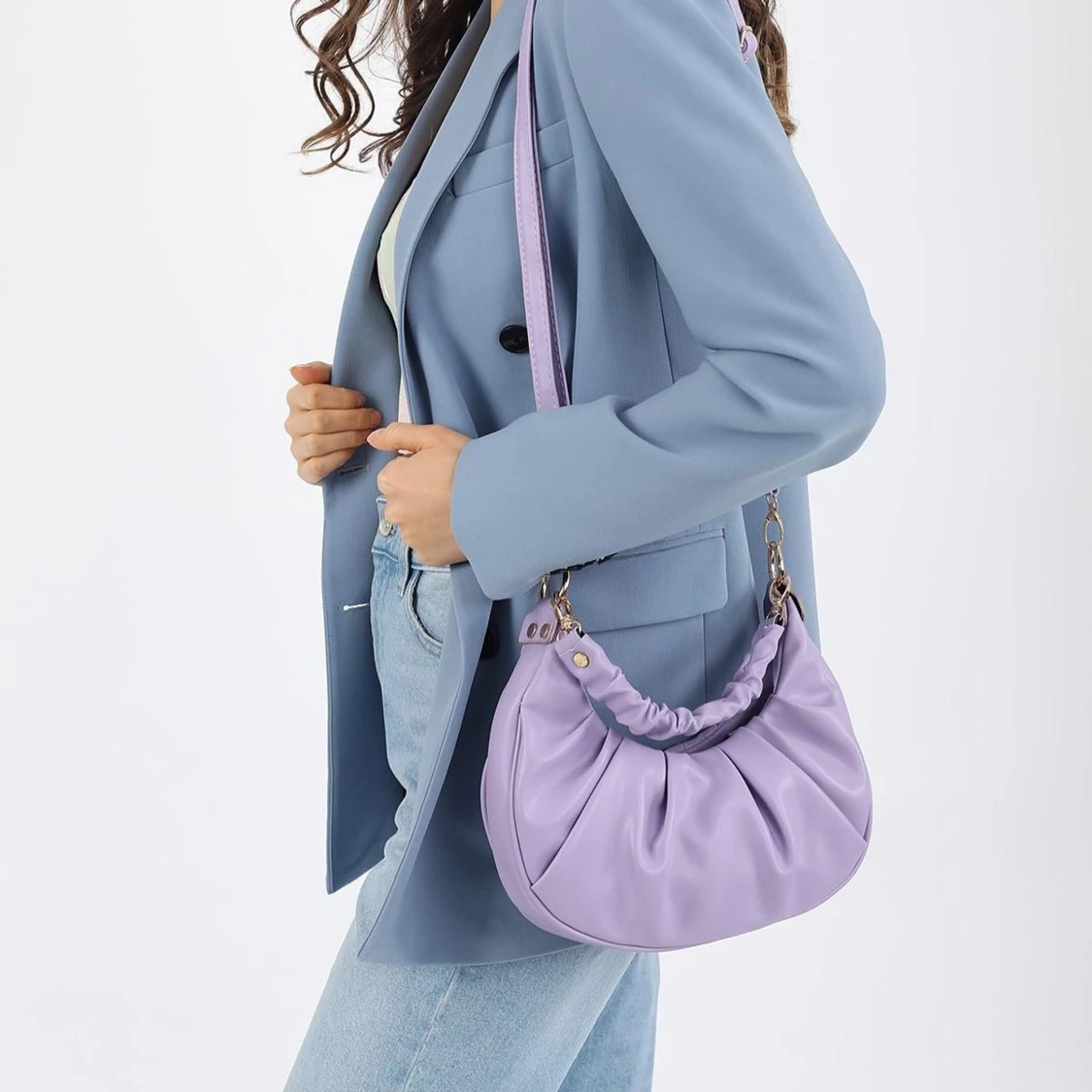 Lila axelväska i syntet