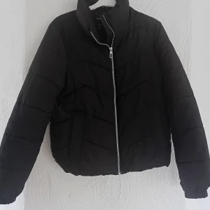 Svart pufferjacka från Vero Moda - Säljer en svart pufferjacka från Vero Moda. Jackan har en dragkedja framtill och långa ärmar. Perfekt för kyligare dagar. Mild vinter, vårvintern och höst.
