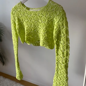 Cropped virkad tröja (fin på stranden/till bikini!) - Vintage virkad magtröja i otrolig limegrön färg!Långa utsvängda armar. Fin att ha till bikini eller över skjorta!