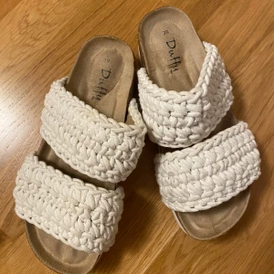 Beige sandaler från Duffy - Duffy sandaler/tofflor, stl 39, beige. fint skick.