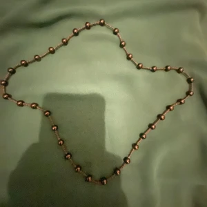 Svart pärlhalsband - Snyggt halsband med svarta pärlor. Perfekt för att ge en elegant touch till din outfit. Pärlorna är jämnt fördelade längs hela halsbandet.