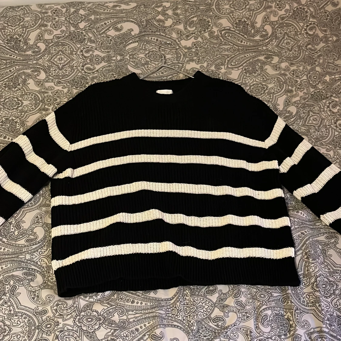 Svart och vit randig stickad tröja från H&M - 1