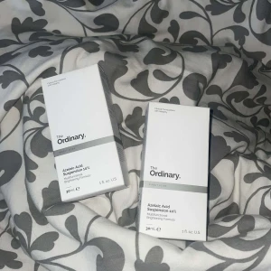 Azelaic Acid Suspension 10% från The Ordinary - Azelaic Acid Suspension 10% från The Ordinary är en multifunktionell ljusnande formula. Produkten kommer i en vit förpackning med grå detaljer och innehåller 30 ml. Perfekt för att jämna ut hudtonen och ge en klarare hy.