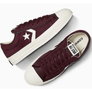 Vinröda sneakers från Converse - Snygga vinröda Converse sneakers (star player 76) i mocka. Använda endast ett fåtal gånger (kan ha några små defekter)