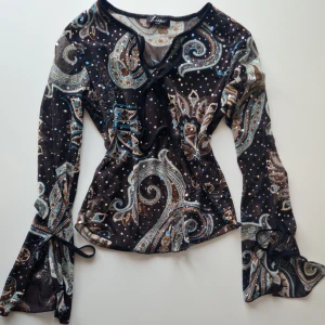 Vintage blus (tidigt 2000-tal) - Unik och supersnygg vintage långärmad meshblus  från det franska märket Lissa Paris, från tidigt 2000-tal. Tyget är stretchigt och passar storlekarna XS, S och M.