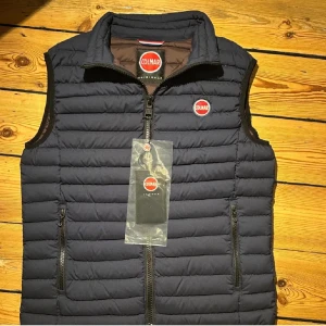Colmar väst - Colmar väst| storlek M| mörkblå🥶🥶🥶🥶 perfekt skick sprillans ny kommer med lappar på som på bilden|✅✅✅ |nypris ca 2500kr🤑🤑mitt pris 1300kr. 