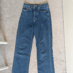 Blå jeans från bikbok  - Snygga blå jeans från Reserved med en regular wide passform. Skulle säga storlek 34. Pris kan diskuteras!!! 