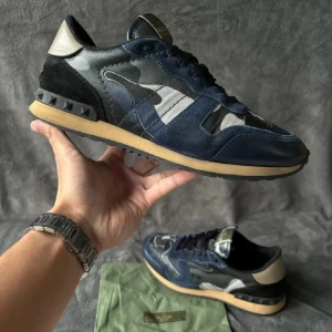 Valentino Rockrunner  - Hej! Säljer nu dessa Snygga Valentino Rockrunners för endast 2000!! Org pris 7000 kr endast dustbag finns!!!! Passar storlek 42 