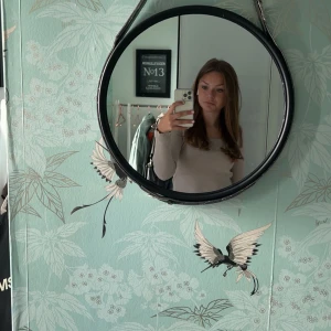 Beige ribbad topp från Bikbok - Säljer denna beigea fina ribbade topp från Bikbok💕Använd enstaka gånger💕