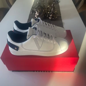 Valentino skor - Köpte i Italien, aldrig använda nypris runt 6-7 tusen vill bli av med skorna då dom inte används, kvitto från butiken samt alla tillbehör tillkommer