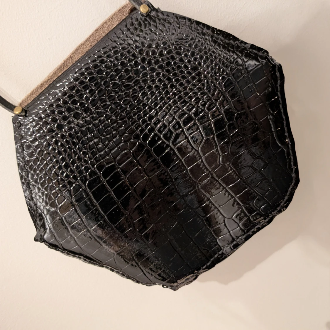 Svart axelväska med leoparddetaljer - 2