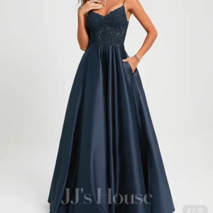 Mörkblå långklänning från JJ's House - säljer min älskade balklänning som idag är slutsåld, använd 1 gång tididigare💗 inga defekter i storlek 36, passar mig som är 172💕💕 skriv om ni vill ha fler bilder, nypris  2343💗💗💗