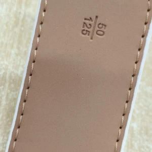 Vit LV belt  - Nytt skick, gillar inte färgen därför säljer den.