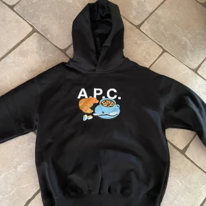 Apc Hoodie ”Coffee Club” - Säljer denna sjukt feta Apc x End hoodien i nyskick. Tröjan är i storlek M men kan passa lite mindre. Nypris: ca 2400kr. Vårt pris: 1699kr Hör av er vid eventuella frågor!