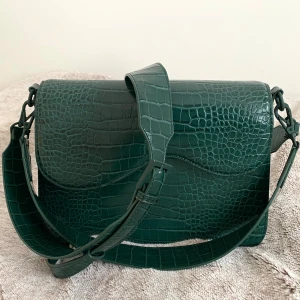 HVISK Elude Croco Ultimate Green - Säljer min fina och sparsamt använda HVISK väska i veganskt läder. Köpt för 1900kr för 3 år sedan. Meddela för mer bilder!😊(Pris kan diskuteras)