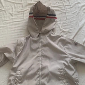 Beige vindjacka med huva - Moncler beige storlek m bytes kan diskuteras och pris 
