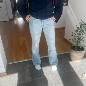 Ljusblå low waist jeans från Lee - Säljer ett par ljusblå bootcut low waist  jeans från Lee. Innerbenslängden är 77cm och midjemåttet är 35cm🩷Superfina vintage!