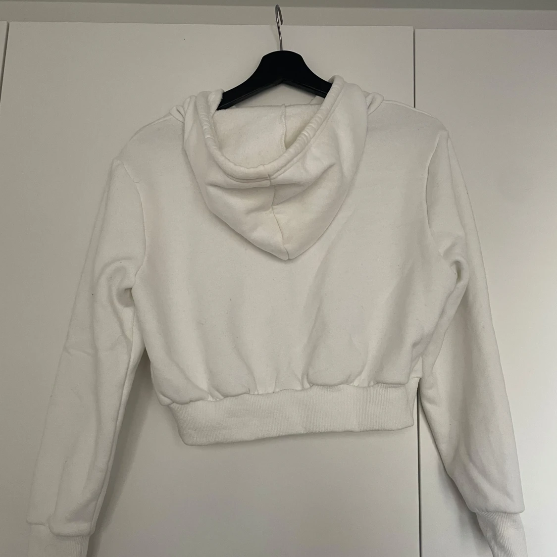 Vit croppad hoodie med dragkedja - 2