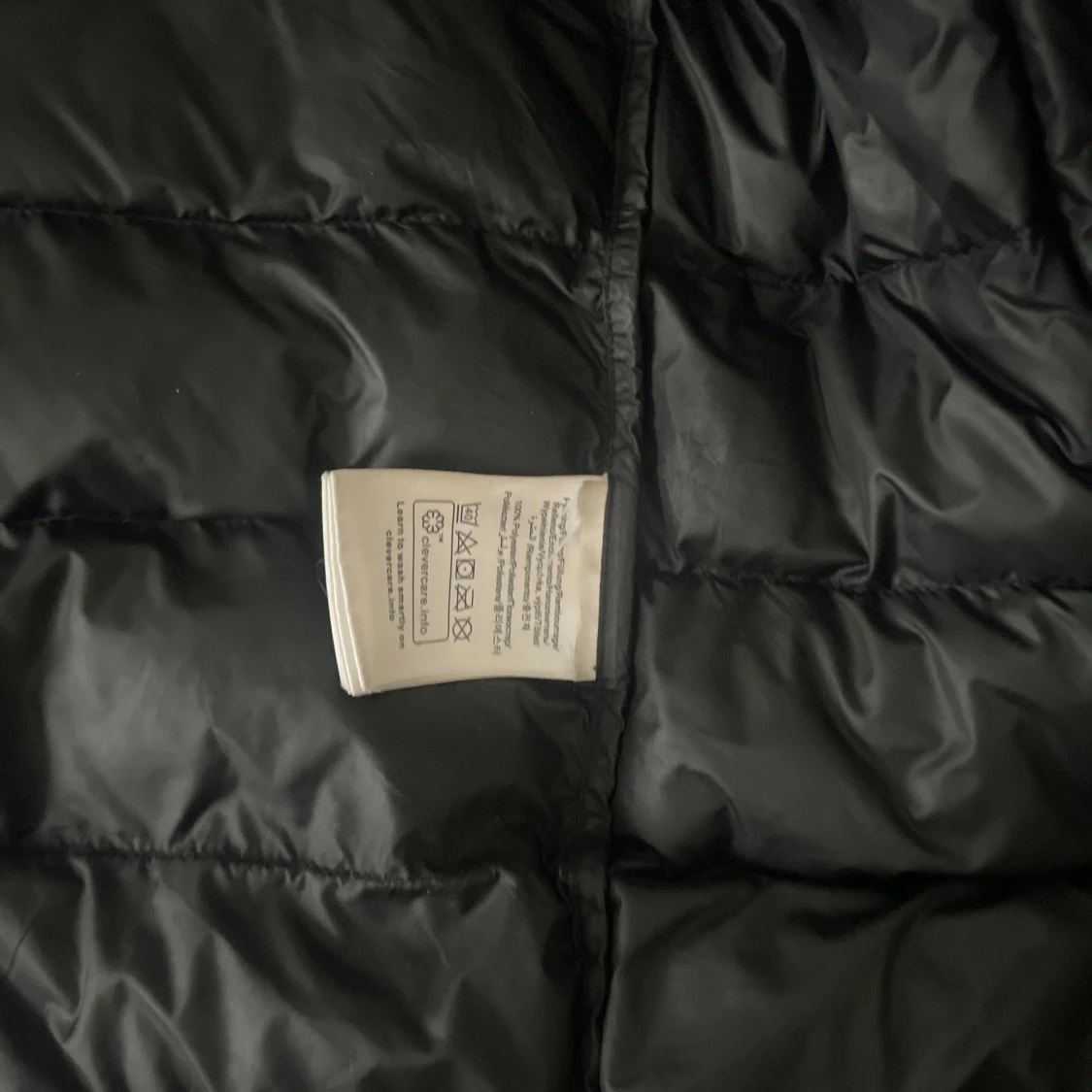 Svart pufferjacka från Peak Performance - 3