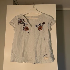 Randig blus med broderade blommor - Säljer en söt randig blus från Odd Molly.  Den är blåvitrandig och passar en S. Perfekt för en sommardagar! Säljer då den inte kommer till användning! Endast testad!! Skriv vid frågor❣️❣️