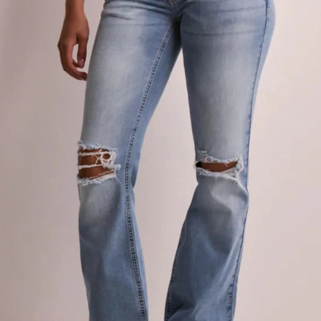 Ljusblå lågmidjade bootcut jeans