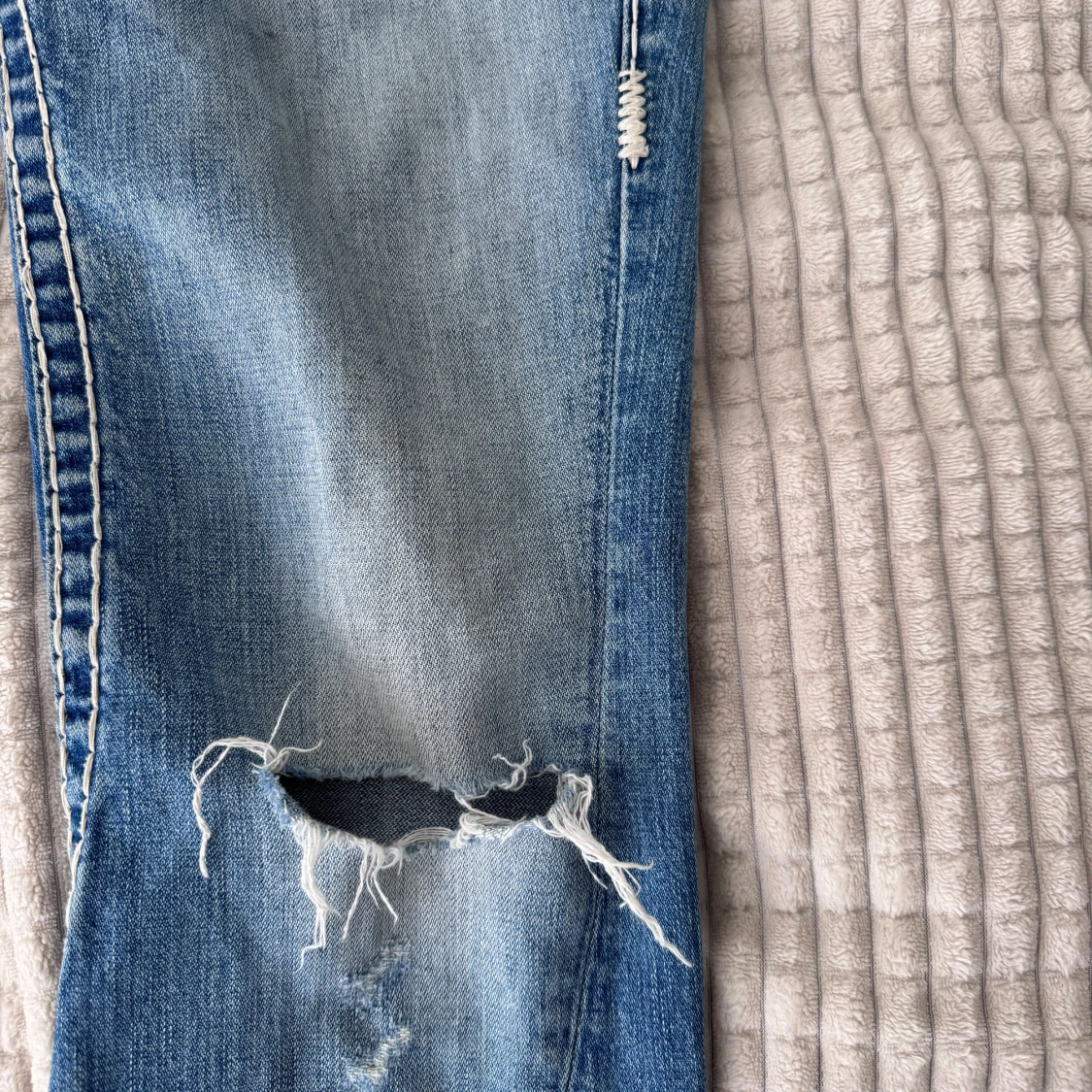 Blå bootcut jeans från True Religion - 2