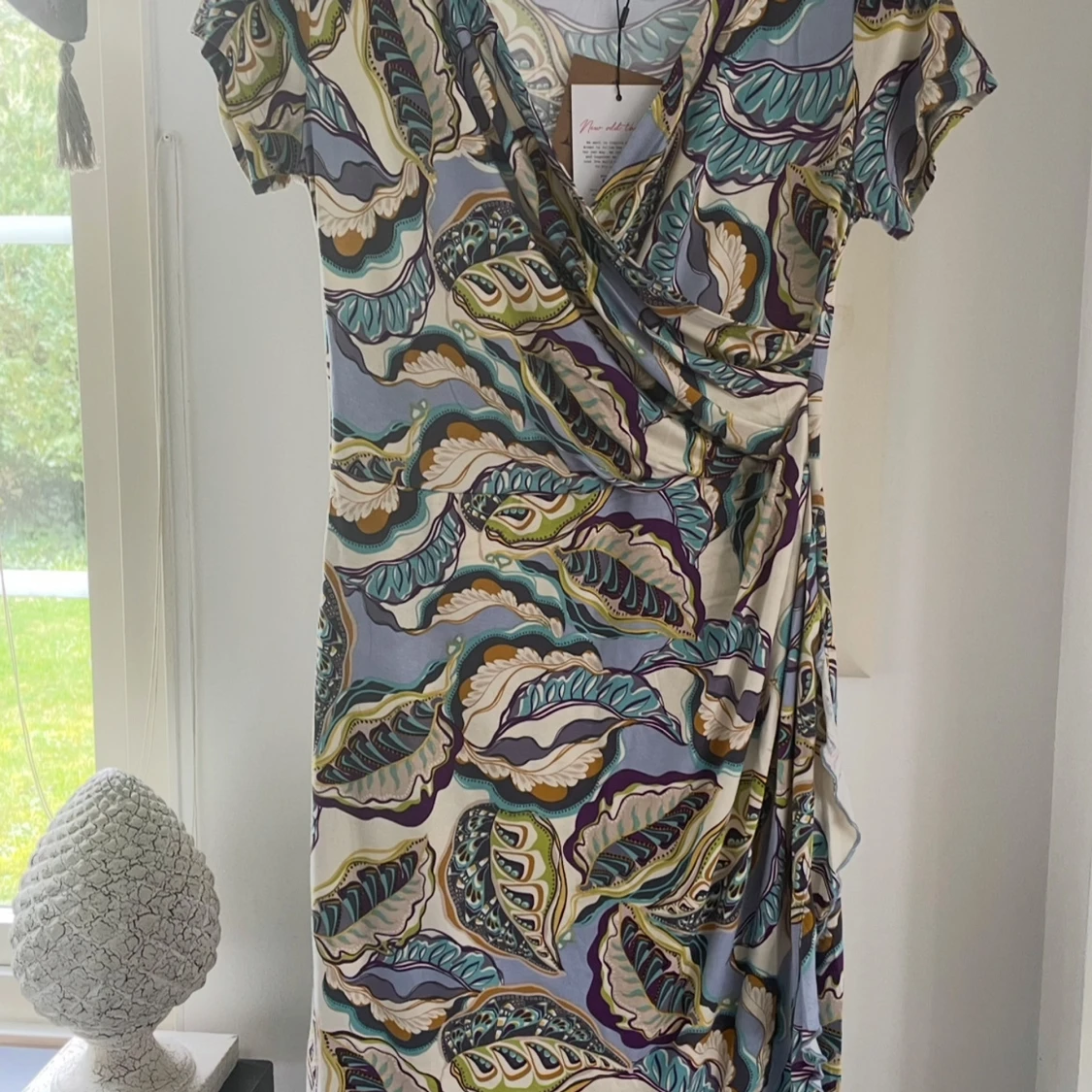 Mönstrad omlottklänning från NOT