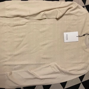Beige tröja från Selected Homme - Säljer en stilren beige tröja från Selected Homme. Det är en helt ny merinoull tröja. Det är bara att skriva om funderingar, priset kan diskuteras.