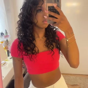 Rosa croppad topp - Säljer en snygg rosa croppad topp med korta ärmar. Toppen har en tight passform som framhäver figuren.