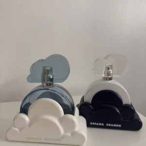 Parfymflaskor från Ariana Grande - Två unika parfymflaskor från Ariana Grande med molnformade lock. Den ena flaskan är blå med en vit molnbas, medan den andra är vit med en mörkblå molnbas. Perfekt för den som älskar kreativa och snygga designflaskor.