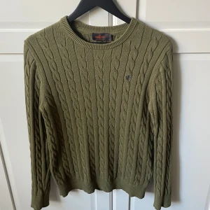 Morris Kabelstickad tröja - Säljer denna olivgröna tröja från Morris. Tröjan är knappt använd och i väldigt fint skick. Storlek S ganska normal i storlek. Skriv gärna vid frågor!